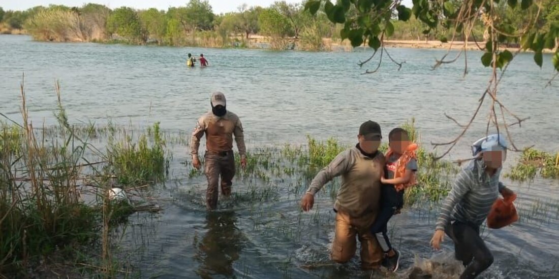 El INM rescató a un menor de edad y a una mujer adulta, provenientes de Cuba, que se encontraban varados en el Río Bravo