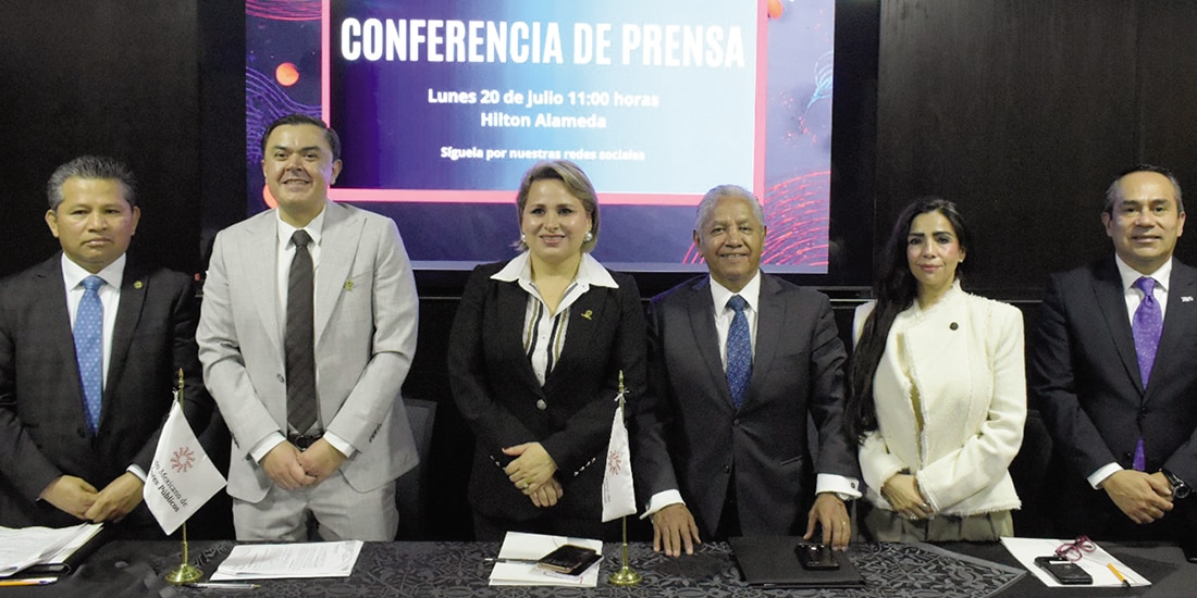 LUDIVINA LEIJA (c.), presidenta del IMCP , junto a integrantes del instituto en conferencia, ayer