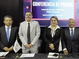 LUDIVINA LEIJA (c.), presidenta del IMCP , junto a integrantes del instituto en conferencia, ayer