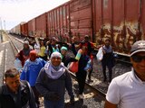 Migrantes caminan junto a un tren, con la intención de llegar a Estados Unidos, en Ciudad Juárez, México, el 20 de septiembre de 2023.