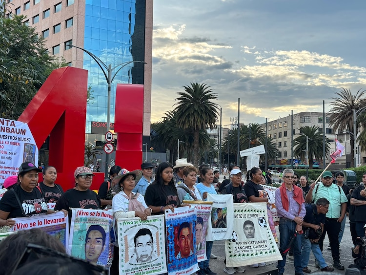 Una marcha en Ciudad de México por la verdad y la justicia en Ayotzinapa.