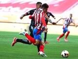Isaac Brizuela previo a sacar un tiro en el partido entre Chivas y Tijuana en el Estadio Akron.