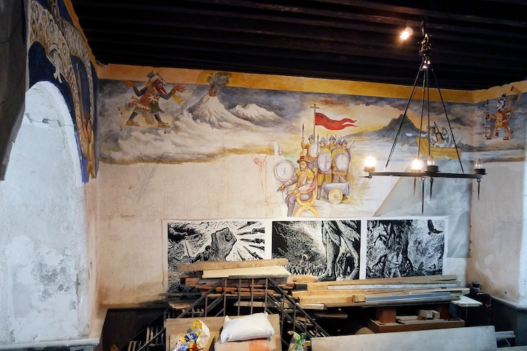 Arturo García Bustos usó la técnica de pintura al fresco.