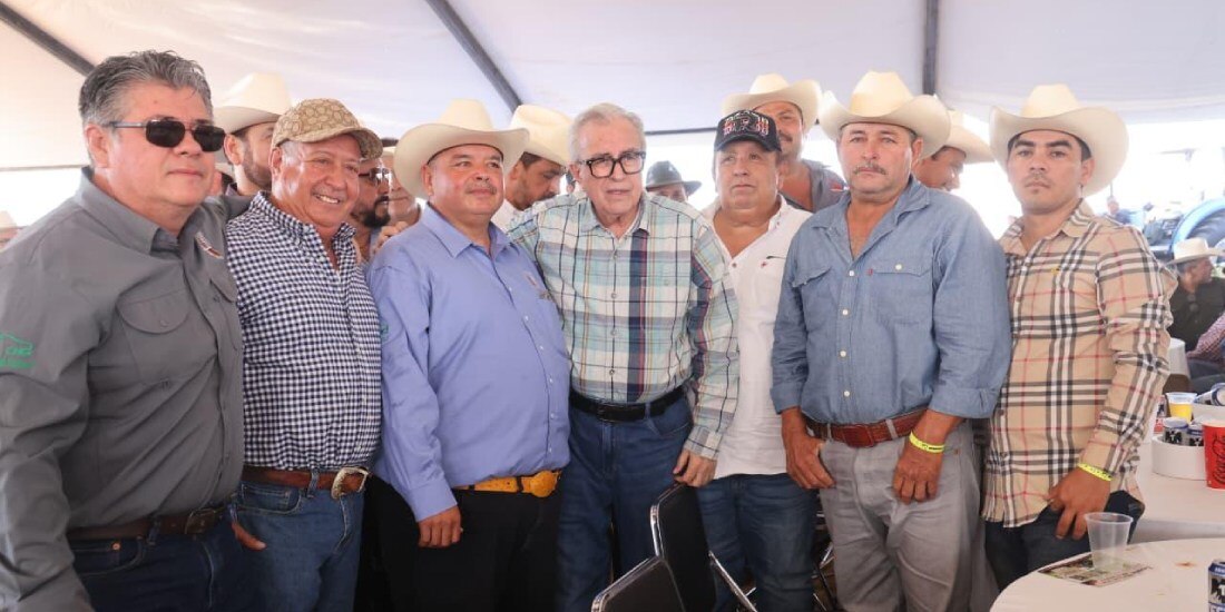 Rubén Rocha Moya reconoce contribución del sector ganadero sinaloense.