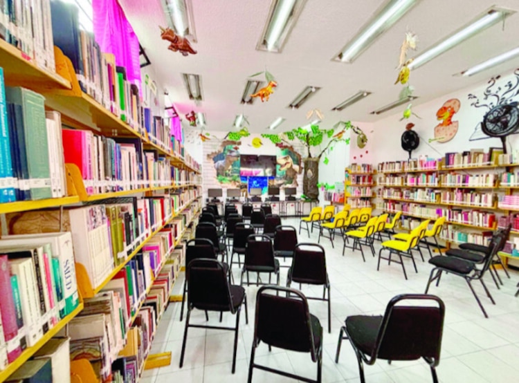 Biblioteca pública Club Rotario │ hace falta actualizar acervos y hay libros con daños