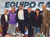 Alejandro Armenta junto al campeón mundial de boxeo, Julio César Chávez, durante el anuncio del programa deportivo en Puebla.