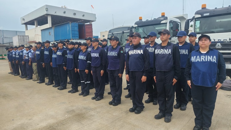 Autoridades marítimas vigilan la trayectoria del huracán categoría 5 mientras mantienen restricciones a la navegación menor en el Pacífico.