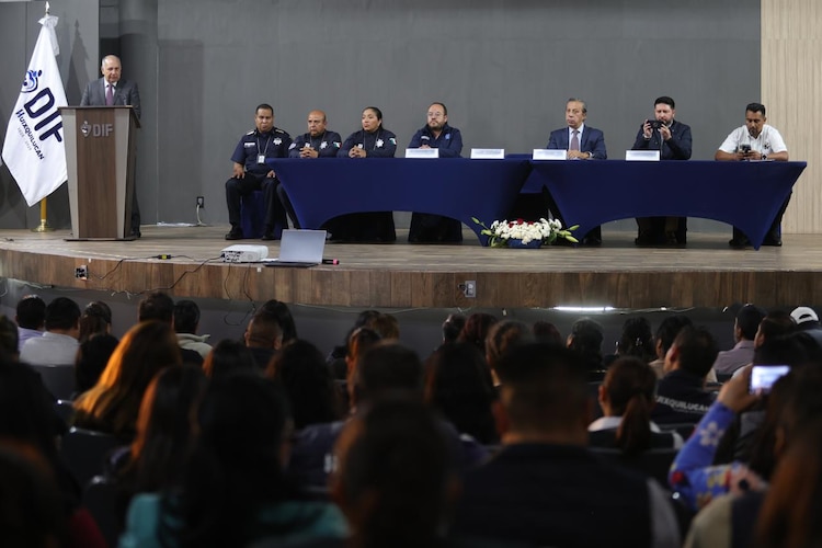 Servidores públicos de Huixquilucan asisten a conferencias sobre prevención social de la violencia y la delincuencia.