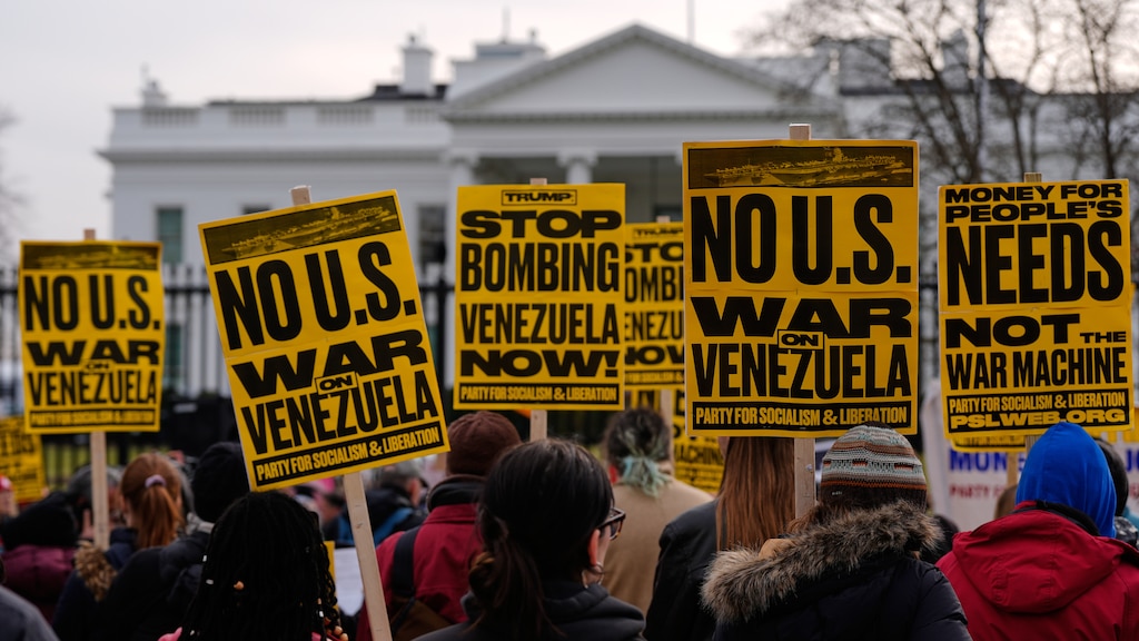 Afuera de la Casa Blanca decenas condenaron la intervención en Venezuela.