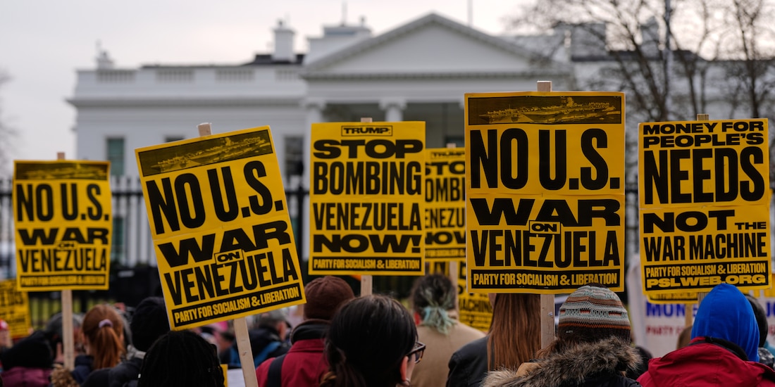 Afuera de la Casa Blanca decenas condenaron la intervención en Venezuela.
