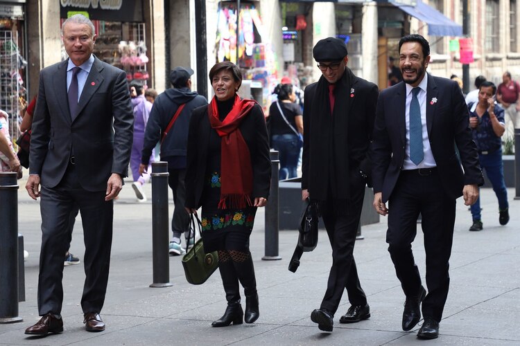 Omar Fayad, embajador de México en Noruega y Quirino Ordáz, embajador de México en España, llegan a Palacio Nacional para reunirse con la Presidenta Claudia Sheinbaum.