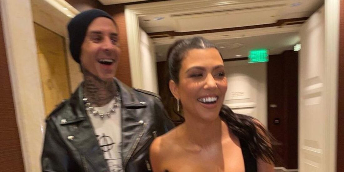 Kourtney Kardashian le revela a Travis Barker que está embarazada... con una cartulina