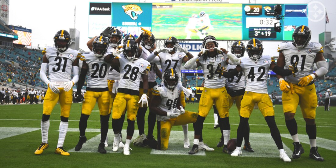 Jugadores de los Steelers celebran una jugada en el duelo ante Jaguars, en la Semana 11 de la NFL