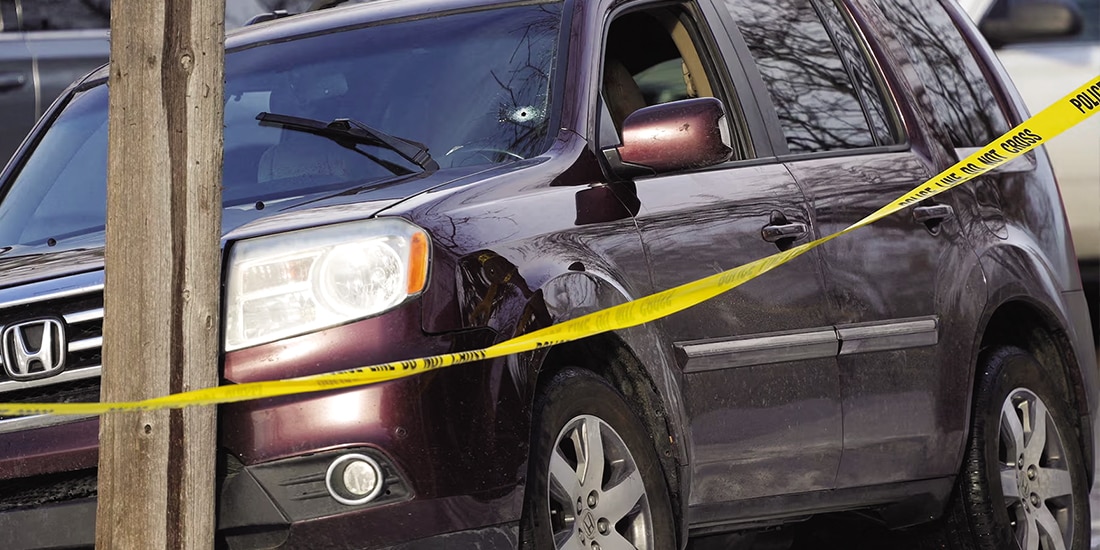 Cerco de seguridad alrededor del sitio donde una mujer fue asesinada, ayer, en Minneapolis.