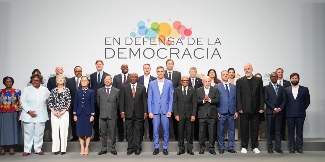 Asistentes a la cumbre En defensa de la democracia, en Barcelona, España