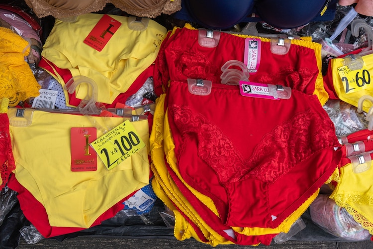 Ropa interior roja y amarilla como ritual de Año Nuevo 2026