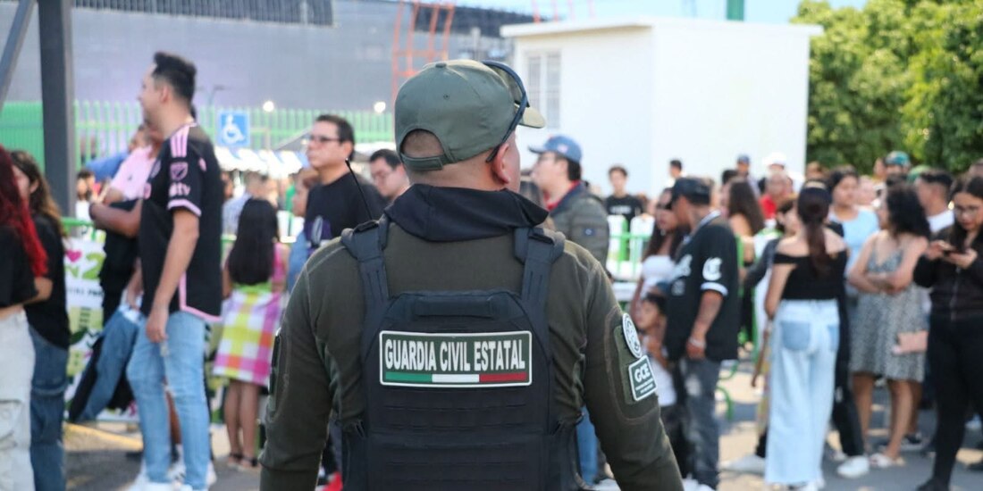 Agente de seguridad en plena operación en la entidad.