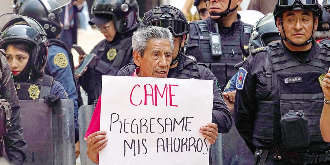 Una persona se manifiesta afuera de la CNBV, el pasado mes de mayo.