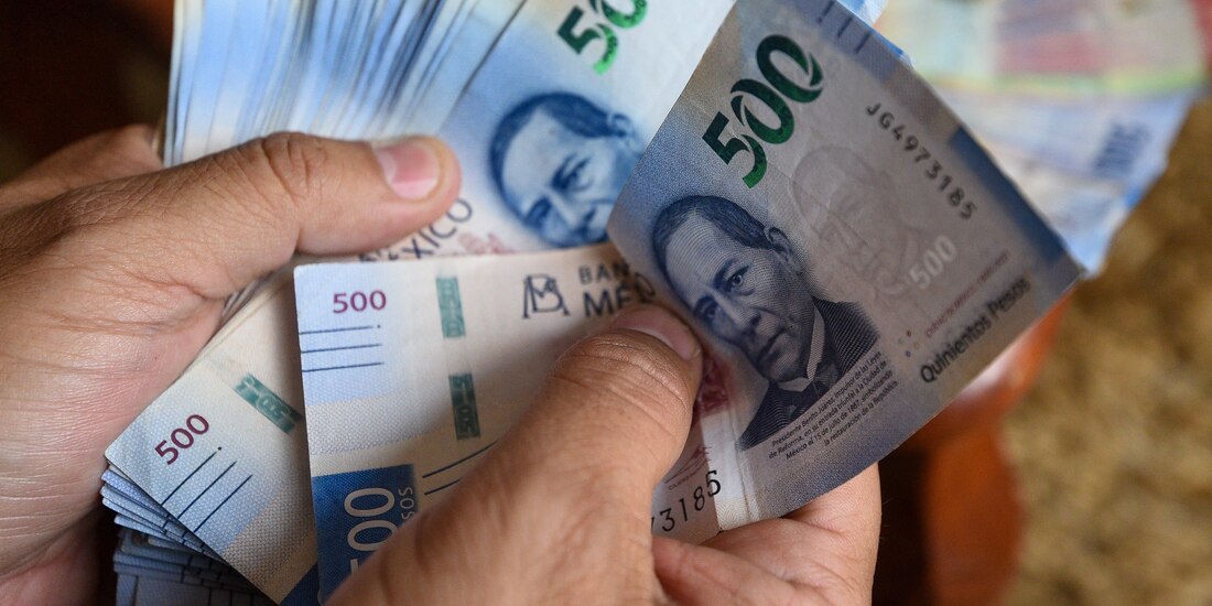 Aspectos de billetes y monedas de diferentes denominaciones, peso mexicano.