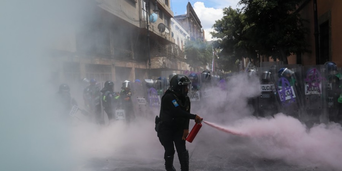 Una de las ateneas extingue el fuego en la manifestación del 28-S.