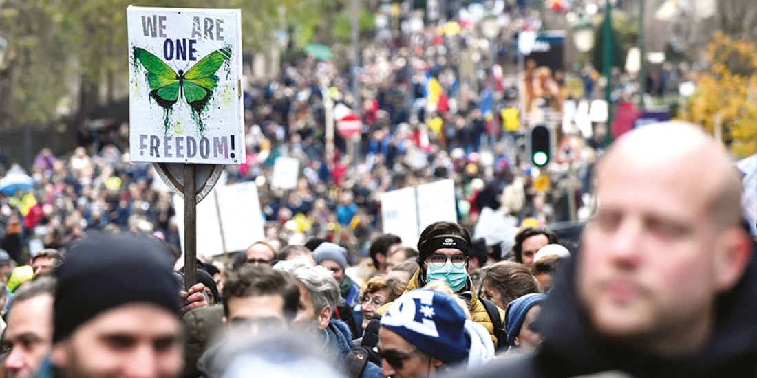 Multitudes marchan en Bélgica en contra de las nuevas medidas sanitarias por el coronavirus.