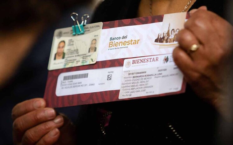 La Tarjeta del Bienestar es necesario que la tengas para que recibas tu Pensión Bienestar.