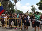 Irrumpen migrantes en oficinas del INM en Chiapas.