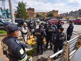 METEPEC, ESTADO DE MÉXICO, 06JUNIO2021.- Al menos 15 personas irrumpieron en la casilla de la Unidad Lázaro Cárdenas en Metepec, provocando varios destrozos; al marcharse los funcionarios de casilla acomodaron todo para que no se retrasara la votación y se registró una gran afluencia de ciudadanos para emitir su voto. En las inmediaciones se registró un dispositivo de seguridad por parte de la Guardia Nacional y Policía estatal. FOTO: CRISANTA ESPINOSA AGUILAR /CUARTOSCURO.COM