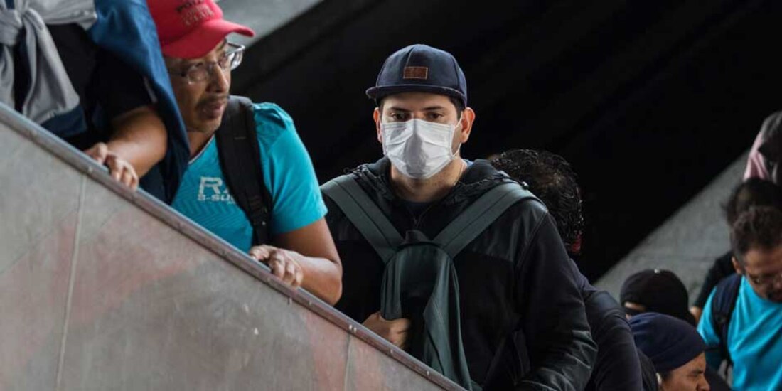 Personas usan cubrebocas en el Metro capitalino ante la pandemia por COVID-19