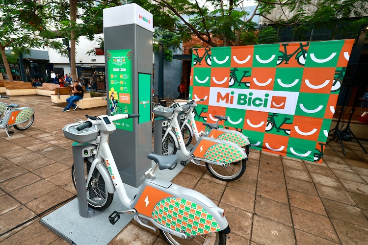 Gobernador Pablo Lemus encabeza entrega de 1000 bicicleta eléctricas de Mi Bici.