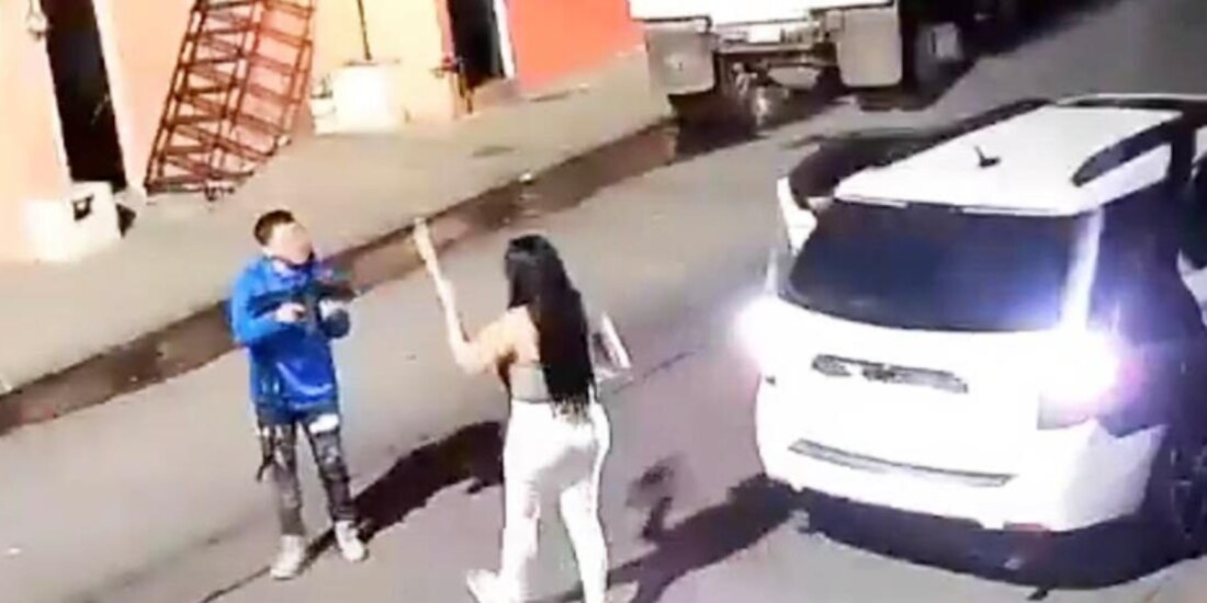 El feminicida con el arma de grueso calibre apunta a Karla, el sábado.