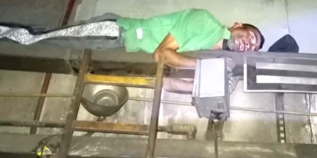 Presunto ladrón de cables en la Línea 2 del Metro CDMX.