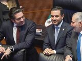 Los senadores Adán Augusto López (der.) y Miguel Ángel Yunes, en la cámara alta, el pasado miércoles.