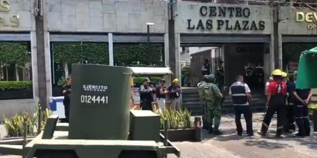 El Ejército desplegó personal especializado en explosivos al centro comercial Las Plazas, tras una de las amenazas, ayer.