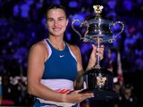 Aryna Sabalenka sostiene el trofeo tras su coronación en el Abierto de Australia.