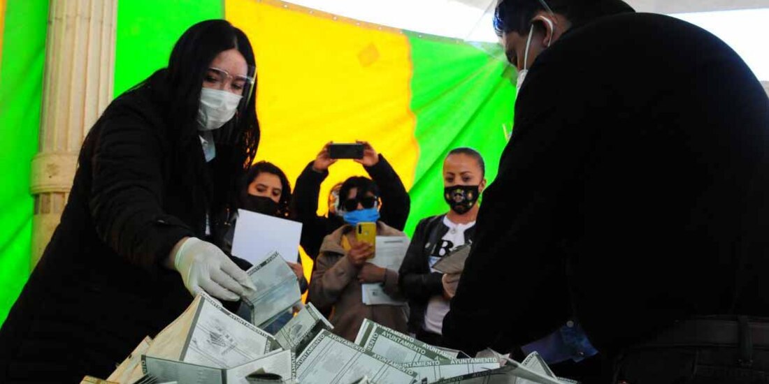 Representantes de casillas vacían las urnas para realizar el recuento de votos.