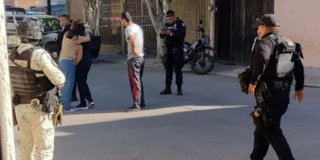 Elementos del Ejército y de la Policía Estatal, en las inmediaciones del sitio en donde ocurrió el atentado en contra del jefe de seguridad del edil, ayer.