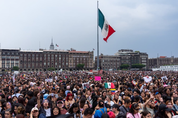 Miles de fanáticas de BTS se dieron cita en el Zócalo de la Ciudad de México para recibir a la agrupación de K-pop surcoreana.