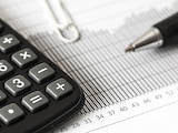 Ingresos tributarios bajan 1.4% en 2026