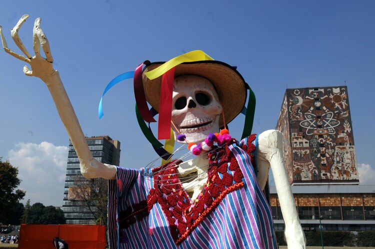 Las calaveritas literarias son tradicionales en Día de Muertos.