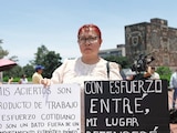 Madre de uno de los jóvenes seleccionados, durante la protesta en Rectoría, ayer.