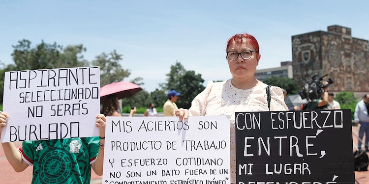 Madre de uno de los jóvenes seleccionados, durante la protesta en Rectoría, ayer.