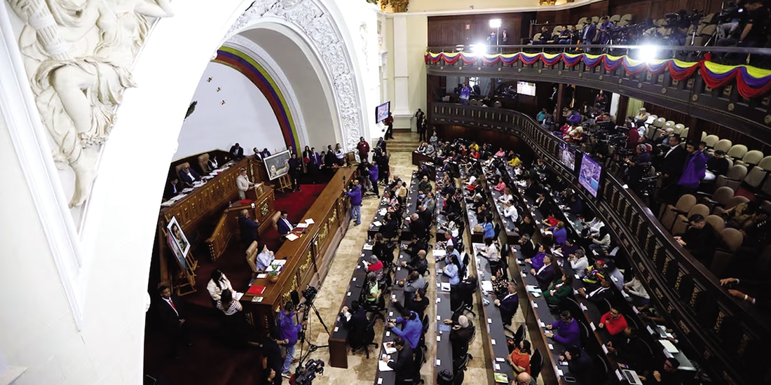 LEGISLADORES venezolanos asisten a una sesión extraordinaria, el 22 de diciembre.