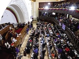 LEGISLADORES venezolanos asisten a una sesión extraordinaria, el 22 de diciembre.