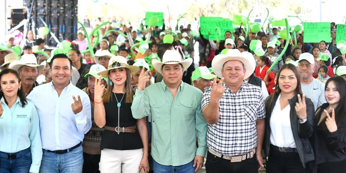 Al centro de la imagen, el Gobernador constitucional.