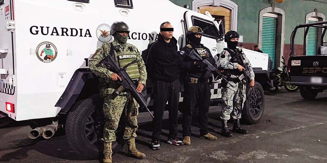 Elementos policiales custodian a Gregorio Lastra, el 2 de marzo de 2025.