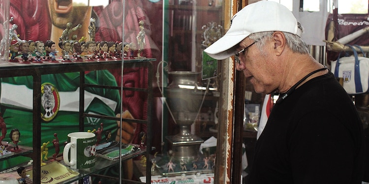 UN HOMBRE observa distin1 2 3 tos artículos.