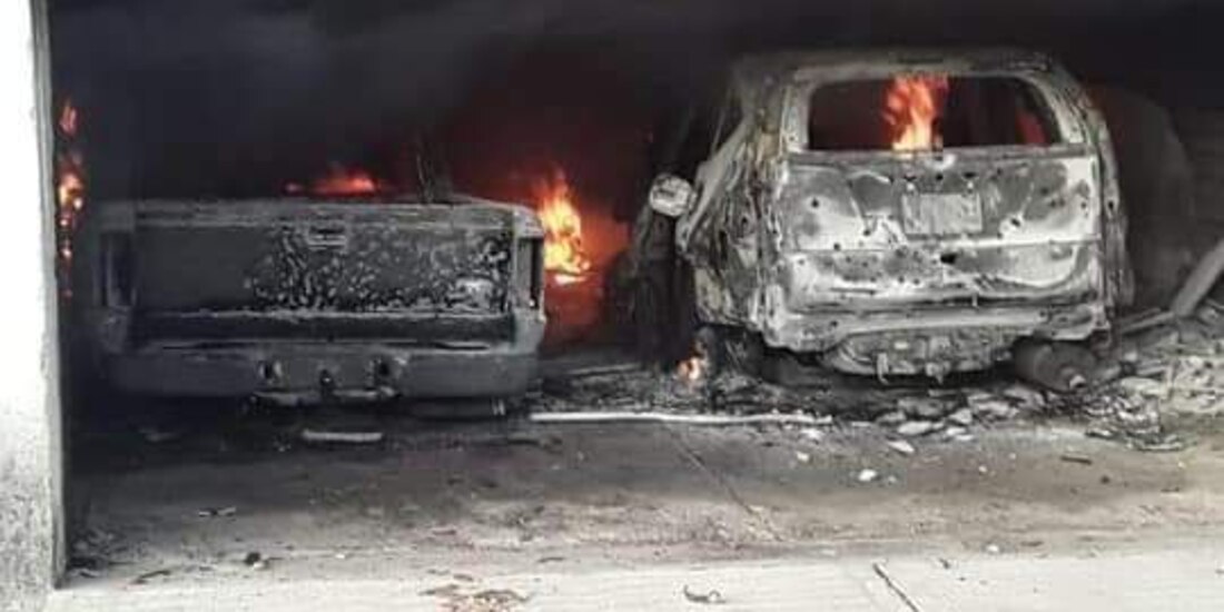 Autos en llamas, el pasado 3 de abril en Tepetongo.