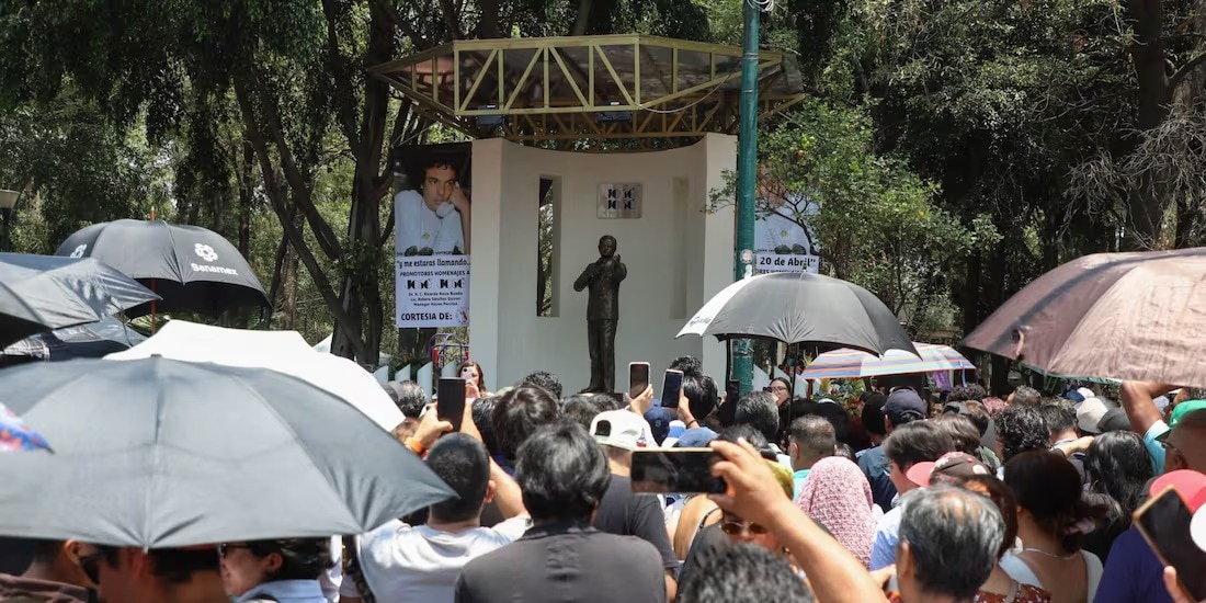 Fanáticos se reunieron en la estatua dedicada al intérprete de “Almohada”, ayer.