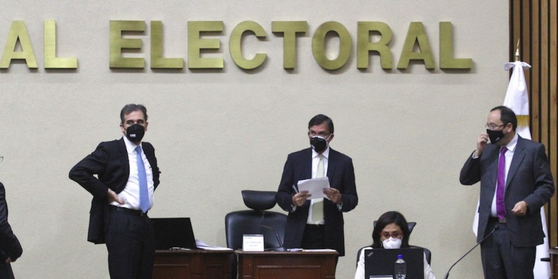 Consejeros del INE en sesión general, ayer.